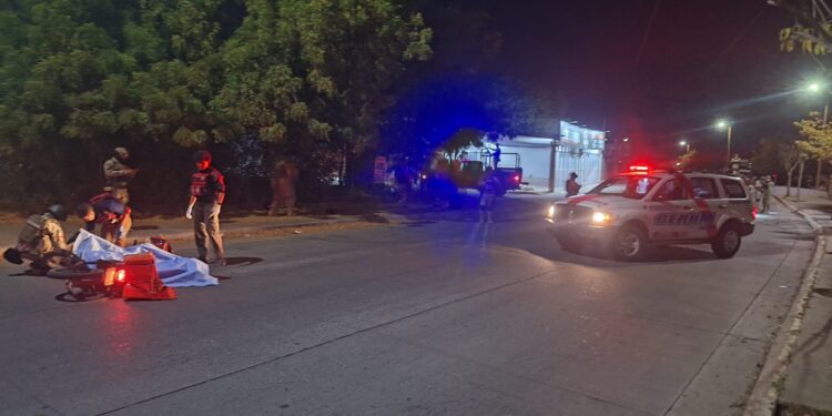 Asesinan a balazos a dos jóvenes en una motocicleta frente autoridades que atendían un choque