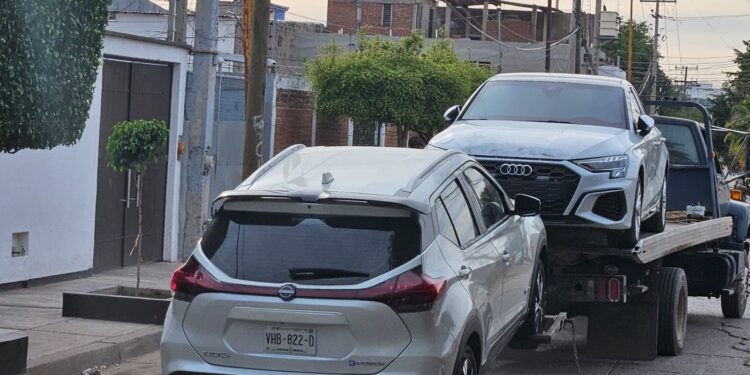 Dos autos, uno de ellos blindado y un arsenal localizan durante el cateo en Tierra Blanca