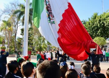 Alcalde de Badiraguato encabeza izamiento por el Día de la Bandera