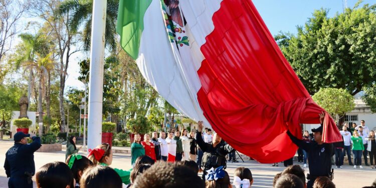 Alcalde de Badiraguato encabeza izamiento por el Día de la Bandera