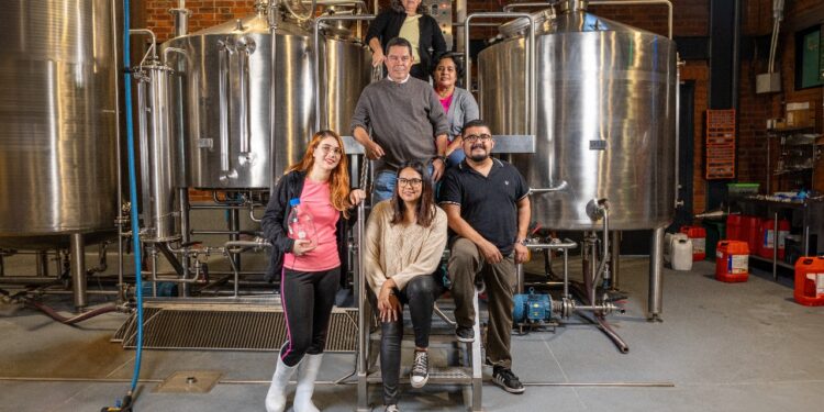 Científicos sinaloenses transforman residuos de cerveza en alimentos y electricidad