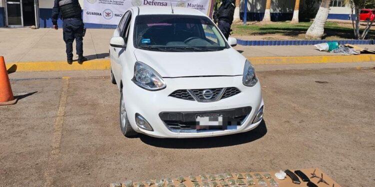 Asegura un vehículo con cargadores, presunta droga y puntas de acero en Culiacán