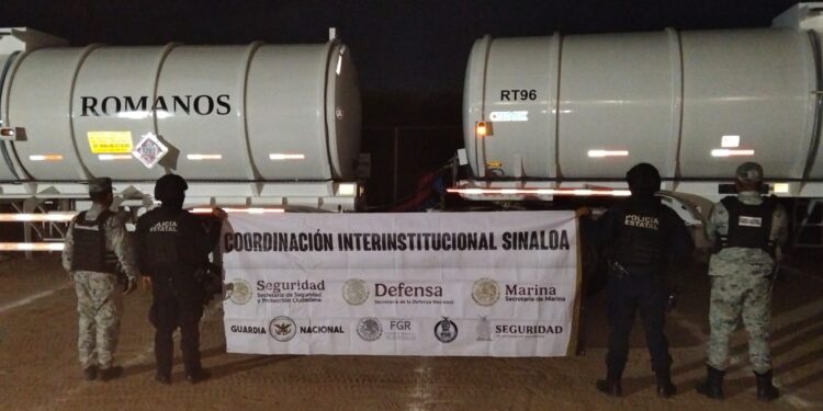 Asegura a civil con camión que transportaba combustible de dudosa procedencia en Culiacán