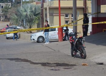 Atacan a balazos a motociclista en la Plutarco Elías Calles