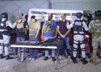 Aseguran en Mazatlán a 4 civiles en poder de armas, cargadores, municiones y en un vehículo con reporte de robo