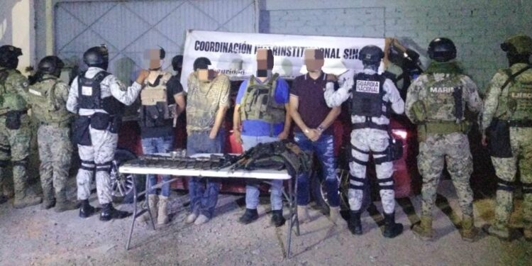Aseguran en Mazatlán a 4 civiles en poder de armas, cargadores, municiones y en un vehículo con reporte de robo