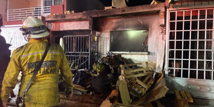 Se quema una casa en la Antonio Rosales