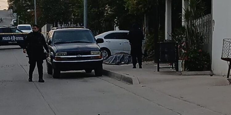 Atacan a balazos una casa de la Lázaro Cárdenas; un joven es asesinado en el inmueble