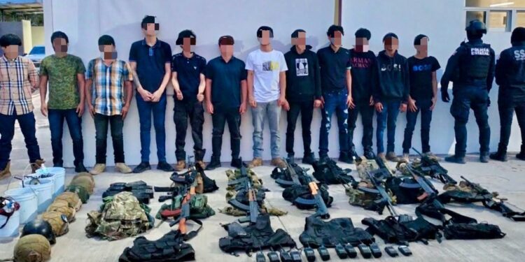 Detienen a 12 hombres y les aseguran armamento y vehículos en Culiacán