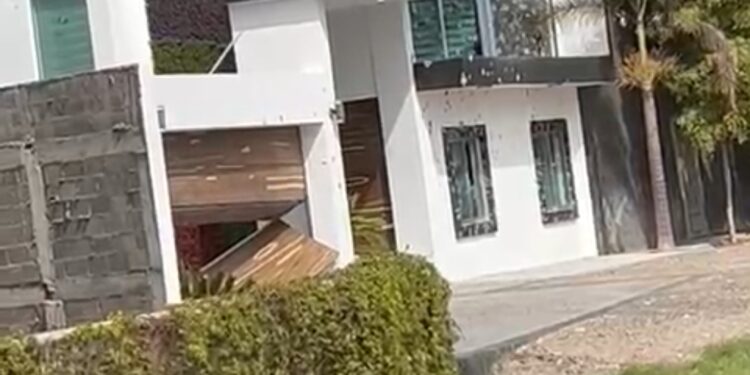 Atacan a balazos una residencia de dos plantas en la colonia Emiliano Zapata