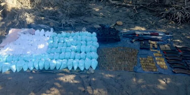 En Las Aguamitas, Navolato, aseguran fentanilo, armas, cargadores y equipo táctico