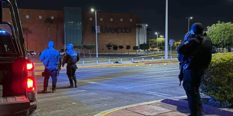 Abandonan frente a Forum partes del cuerpo de un hombre no identificado