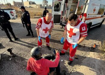 Camioneta atropella a motociclistas en la zona norte frente a los moteles; uno está grave