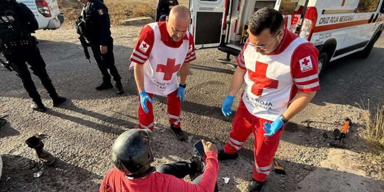 Camioneta atropella a motociclistas en la zona norte frente a los moteles; uno está grave