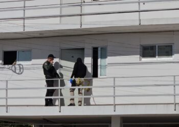 Hallaba a un hombre asesinado en un departamento de Cumbres de Santa Fe