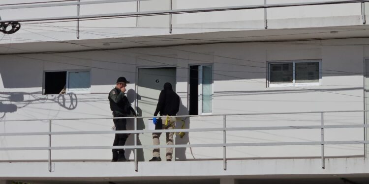 Hallaba a un hombre asesinado en un departamento de Cumbres de Santa Fe