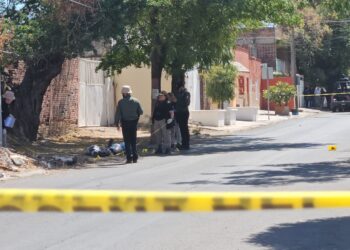 Tiran a tres hombres jóvenes asesinados y emplayados en Tierra Blanca