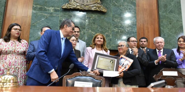 Otorgan la medalla de honor “Dra. Norma Corona Sapién” a María Isabel Cruz Bernal