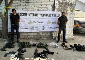 Aseguran a tres civiles, un vehículo, cuatro armas, cargadores, municiones y equipo táctico en Mazatlán