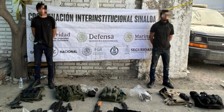 Aseguran a tres civiles, un vehículo, cuatro armas, cargadores, municiones y equipo táctico en Mazatlán