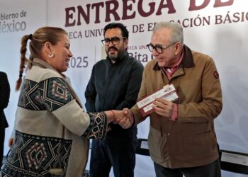 Inicia el gobernador Rocha con la entrega de las becas Rita Cetina para secundaria