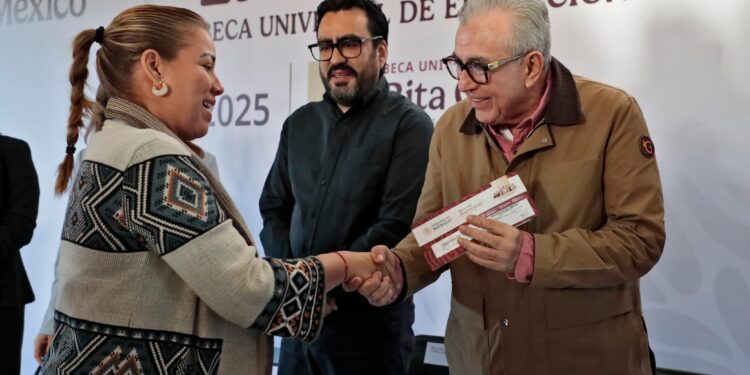 Inicia el gobernador Rocha con la entrega de las becas Rita Cetina para secundaria