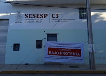 Trabajadores de Centro de Control y Confianza trabajan bajo protesta
