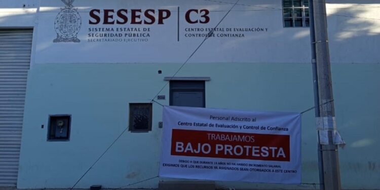 Trabajadores de Centro de Control y Confianza trabajan bajo protesta