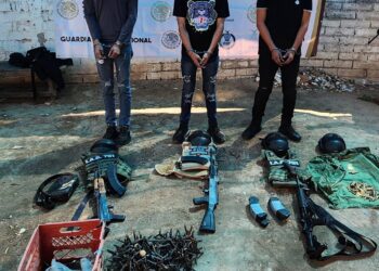 Detienen a civiles armados y vehículos con reporte de robo en Mazatlán
