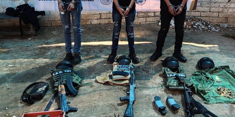 Detienen a civiles armados y vehículos con reporte de robo en Mazatlán