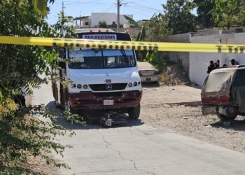 Muere jovencito arrollado en su motocicleta por un camión urbano