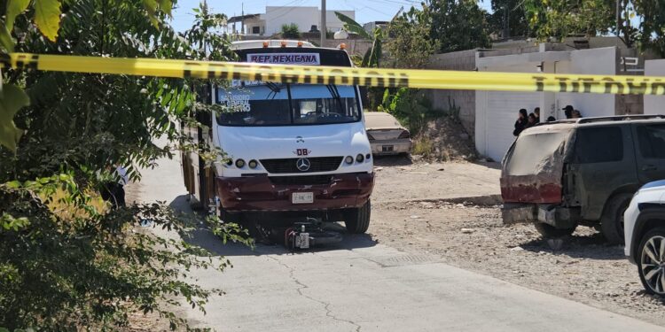 Muere jovencito arrollado en su motocicleta por un camión urbano