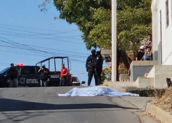 Atacan viviendas de la Lázaro Cárdenas con armas de alto poder dejando un hombre muerto