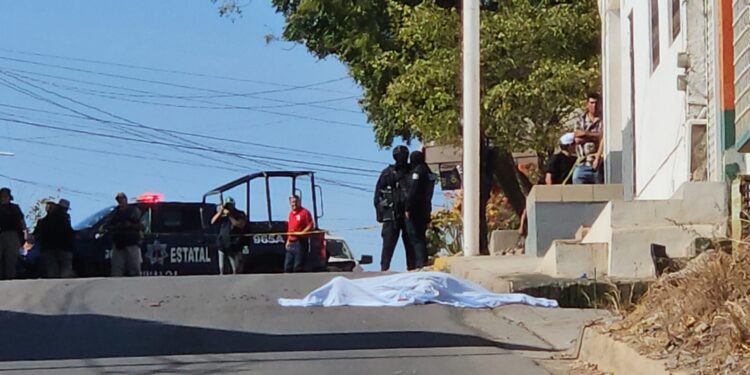 Atacan viviendas de la Lázaro Cárdenas con armas de alto poder dejando un hombre muerto