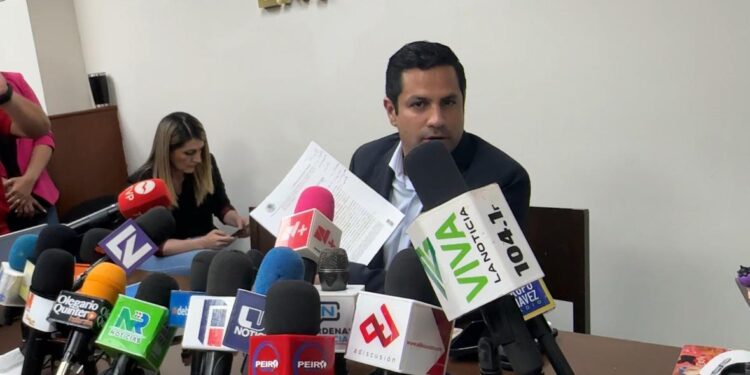 Diputado de Morena aclara que no se “colgaban de la luz” en plaza donde es socio en Mazatlán