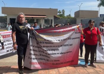 En el Congreso, maestros protestan contra modificaciones a la Ley del ISSSTE promovida por Sheinbaum