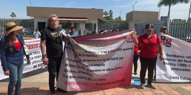 En el Congreso, maestros protestan contra modificaciones a la Ley del ISSSTE promovida por Sheinbaum