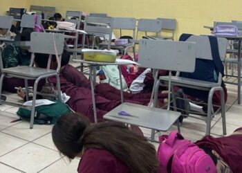 Balaceras dejan vivienda rafagueada y estudiantes de la Eti 50 pecho tierra en Culiacán