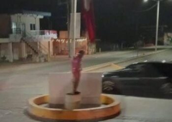 Lo golpean y lo “emplayan” al asta Bandera de la sindicatura de Costa Rica