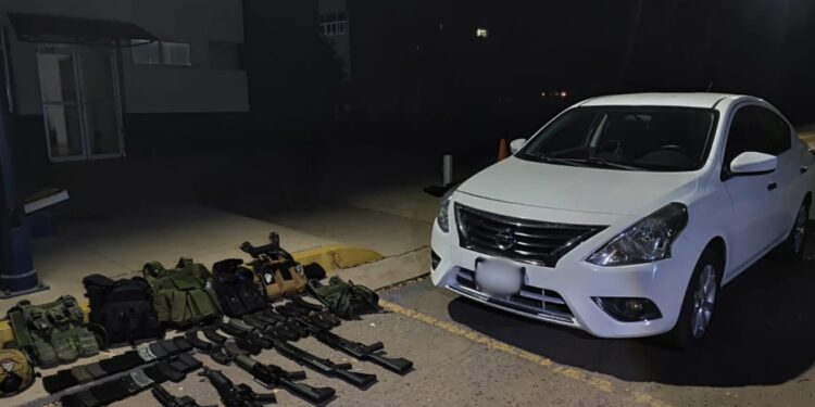 Grupo Interinstitucional asegura vehículo con reporte de robo y armamento en Culiacán