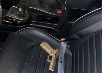 Asegura vehículo con un arma de fuego, municiones y ponchallantas en su interior