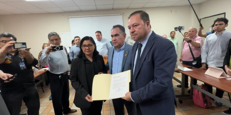 Se dirigirá la UAS con humanismo y de manera integral: Madueña al concretar su registro en busca de la reelección