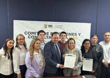 Tras entregar documentos, Deniss Azucena Díaz concreta su registro como candidata a rectora de la UAS