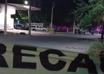 Ejecutan a balazos a dos hombres frente a un expendio en Villas del Real