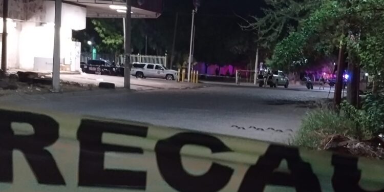 Ejecutan a balazos a dos hombres frente a un expendio en Villas del Real