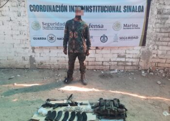 Detienen a civil, aseguran explosivos, arma de fuego, municiones y vehículo