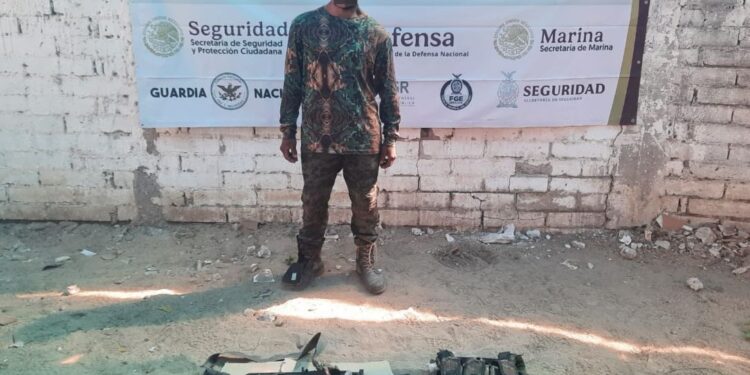 Detienen a civil, aseguran explosivos, arma de fuego, municiones y vehículo