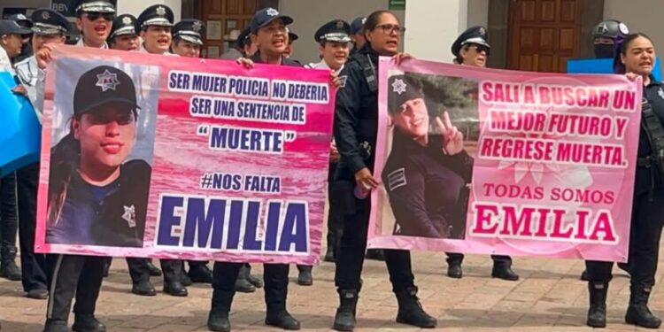 ¡Todas somos Emilia, Justicia!: Policías protestan en Ayuntamiento de Culiacán por asesinato de agente