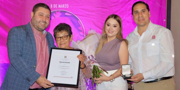 José Paz López conmemora el Día Internacional de la Mujer y reconoce a tres badiraguatenses