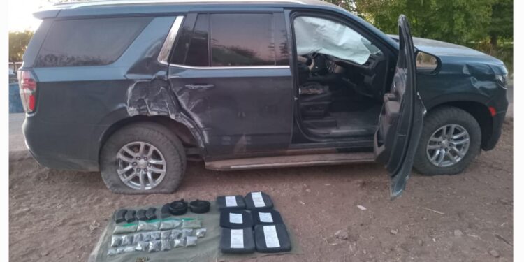 Grupo Interinstitucional asegura camioneta con presunta droga, municiones y equipo táctico en Culiacán